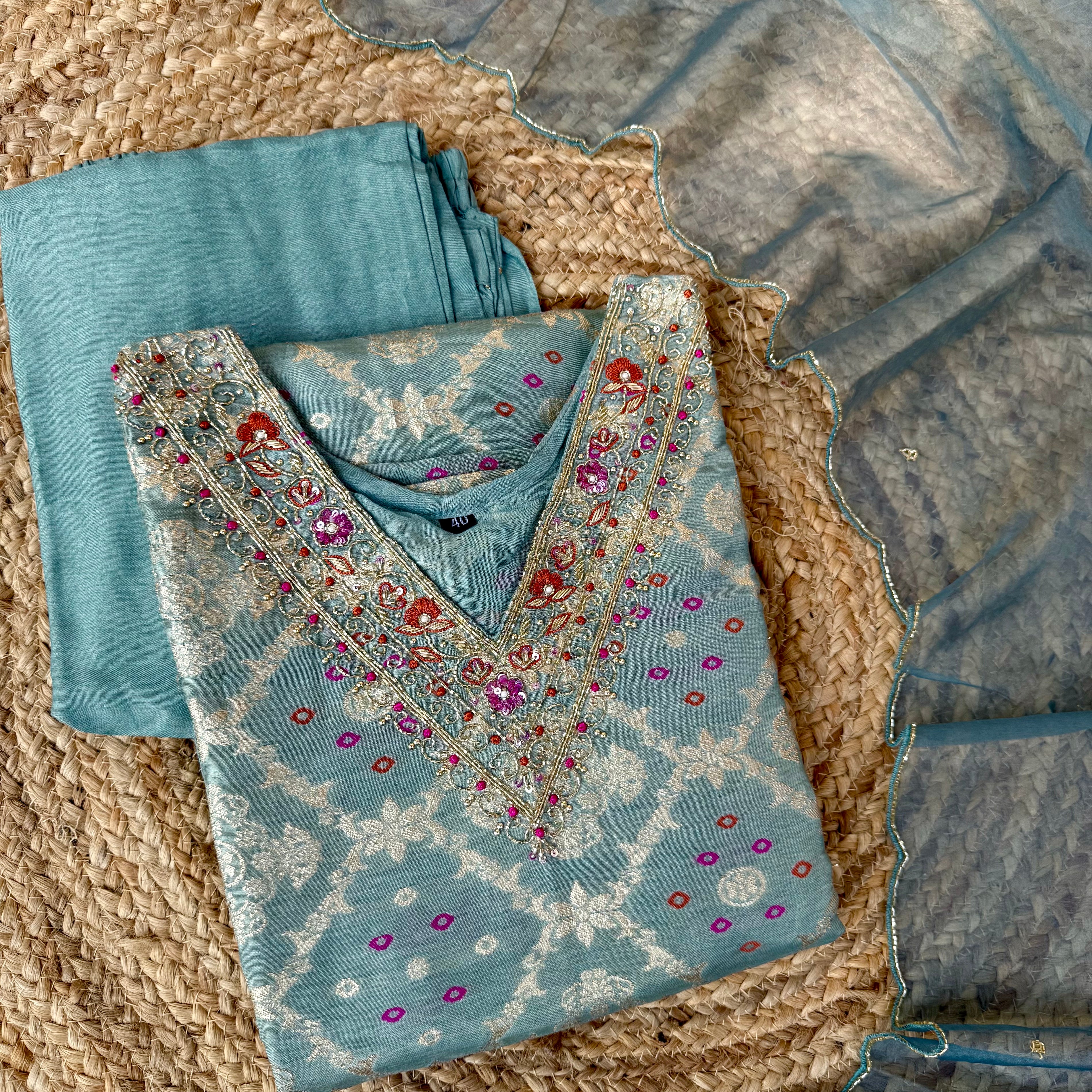 “Gaytri” Beautiful  jacquard silk kurti pant with dupatta set 🛍️♥️