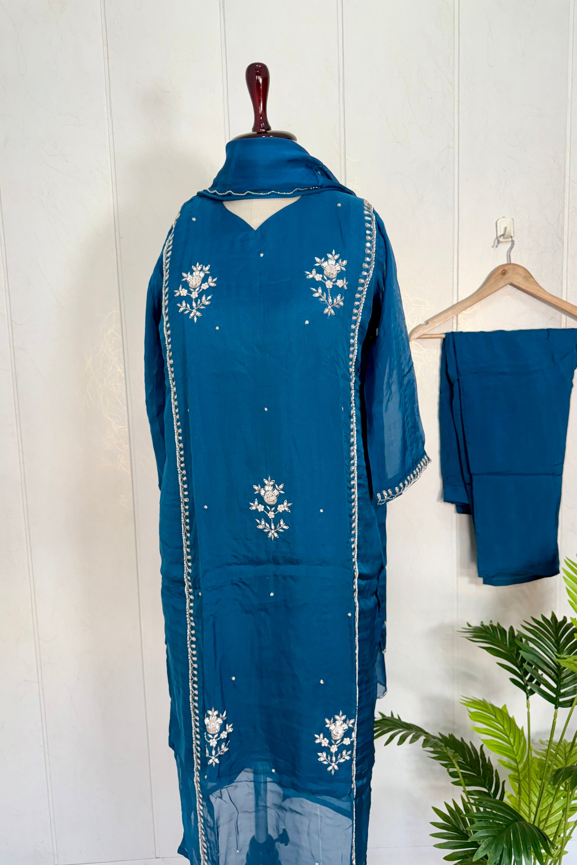 “Ujjwal” Trending Organza Viscose Suit set 🛍️