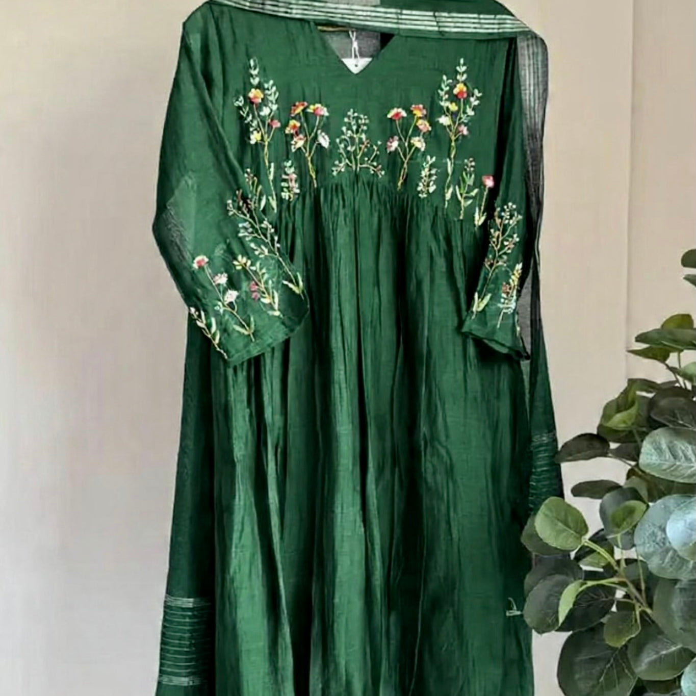 💚AYRA- Pre book Green Mul Chanderi Thread Work Anarkali Kurta Set