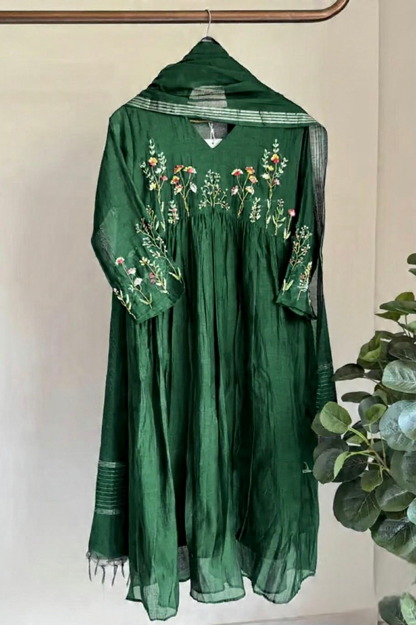 💚AYRA- Pre book Green Mul Chanderi Thread Work Anarkali Kurta Set